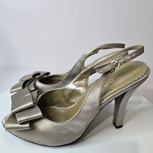 ⭐️40% off⭐️ Me Too Jade Satin Heels in Champagne Color